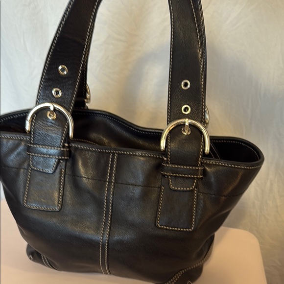 Elegant Black Leather Tote Bag - Picture 3 of 8